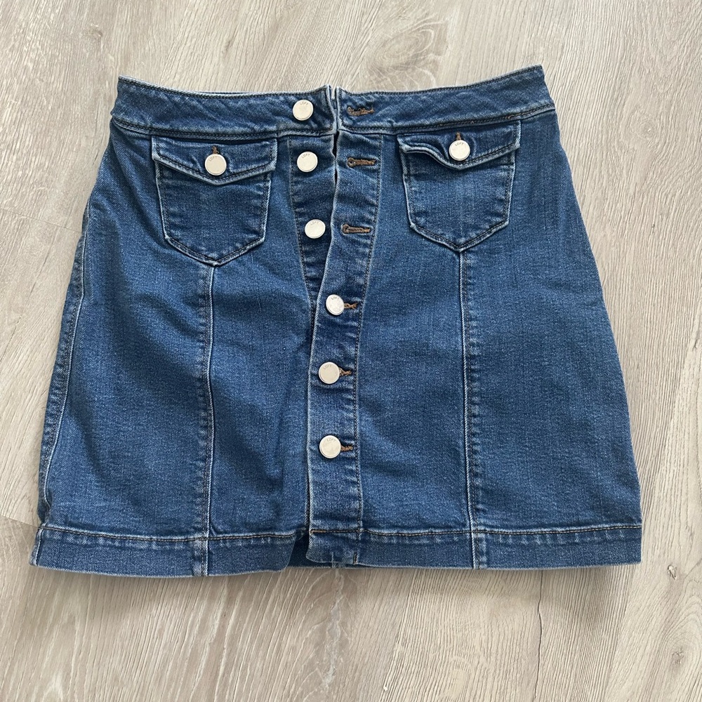 LOFT denim skirt in size 4. Stretchy material